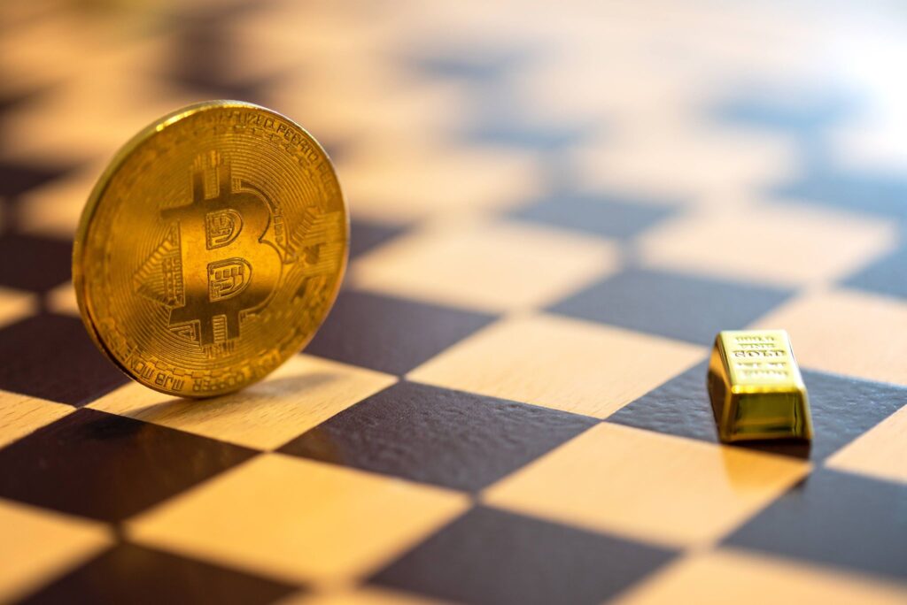 Bitcoin scade periculos în suportul de la $31,500. Prețul aurului crește sub amenințarea inflației
