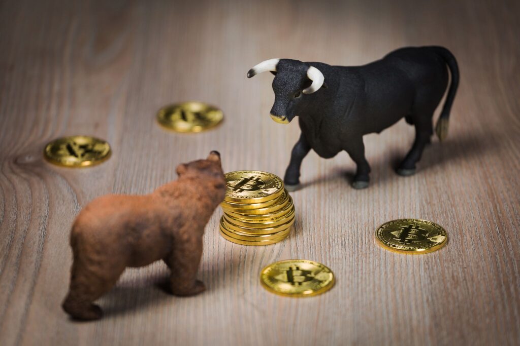 Bitcoin: urșii și taurii se împart în două tabere după ce BTC tranzacționează sub $47K