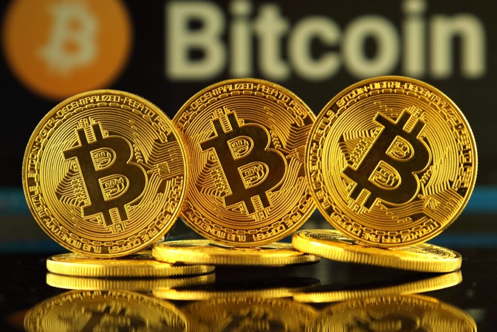 Bitcoin: prețul scade sub $55K pe măsură ce căutările termenului pe internet sunt tot mai puține