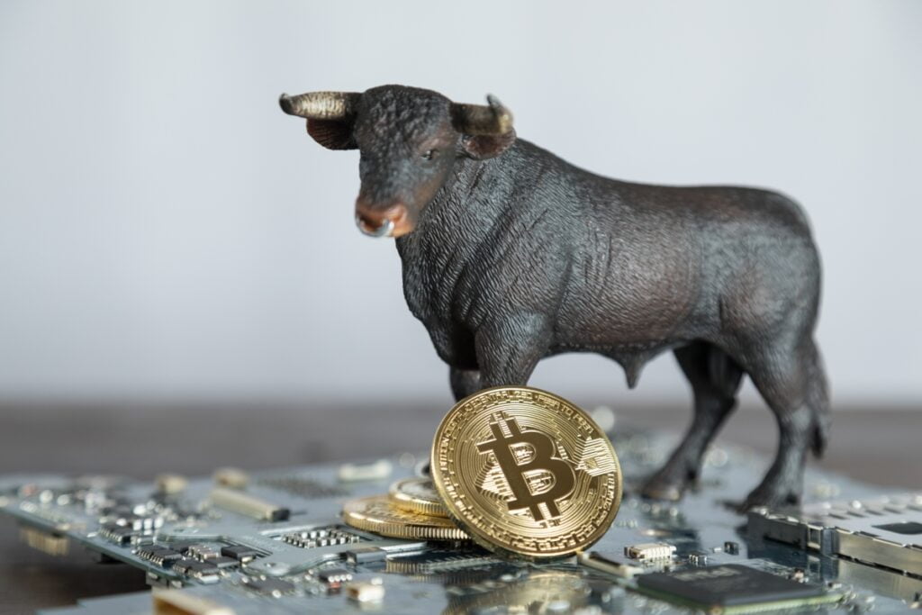 Prețul Bitcoin atinge $56,000. Taurii speculează aprobarea ETF-ului