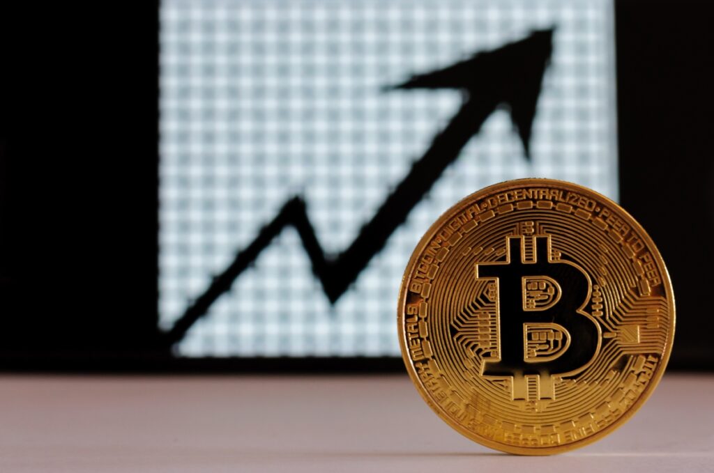 Bitcoin stabilește maximul ultimei săptămâni după o creștere de $3,700