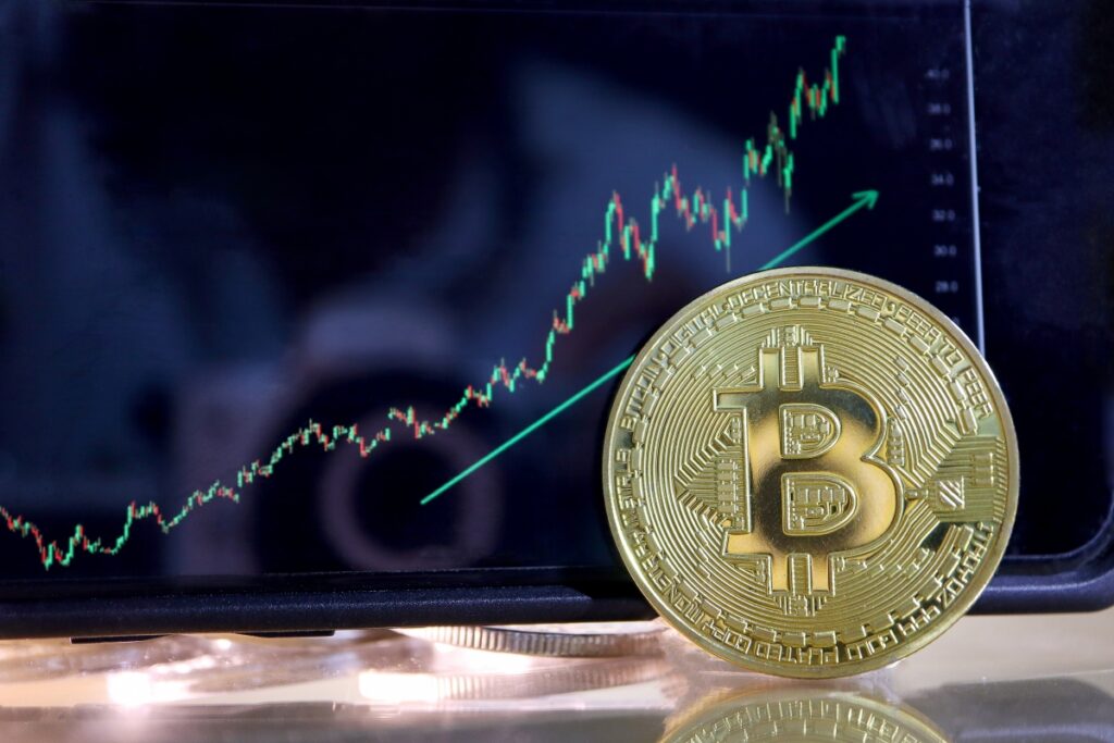 Bitcoin va scădea mai mult înainte să depășească $70,000, conform unui trader