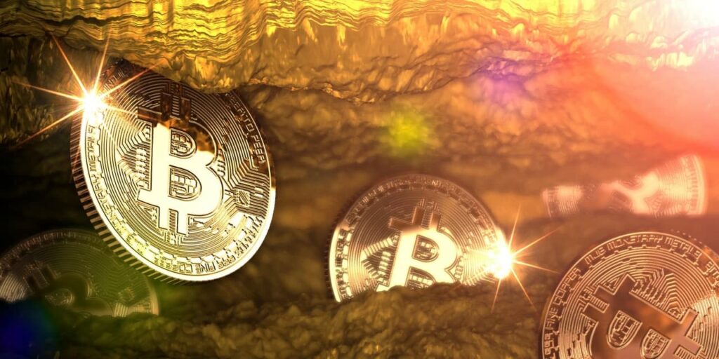 Minerii încep să vândă Bitcoin- profitabilitatea minării s-a înjumătățit
