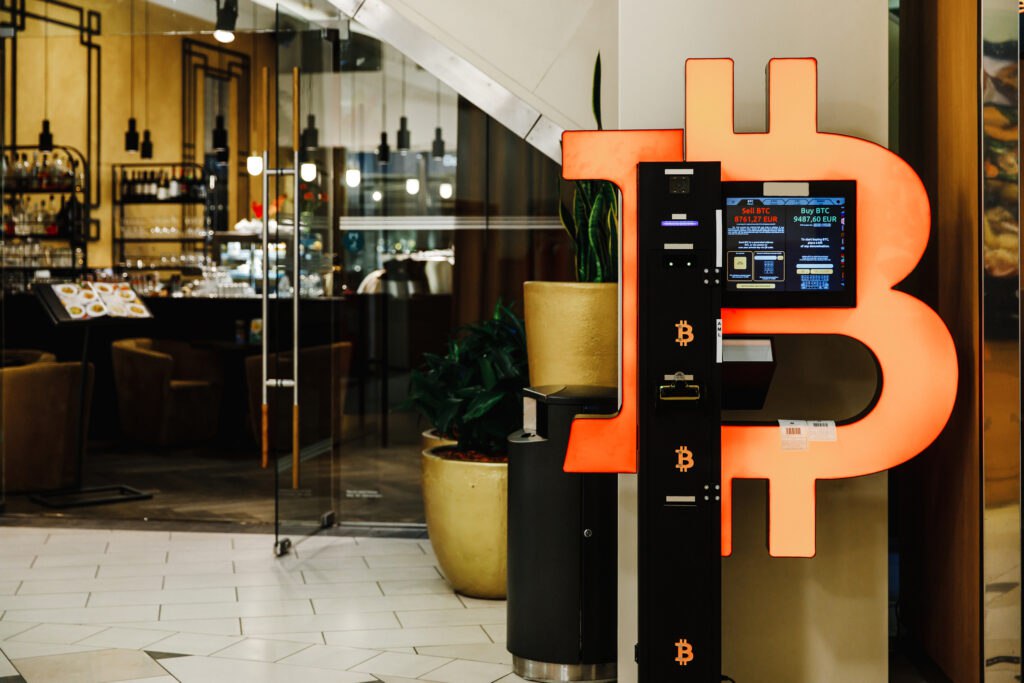Bitcoin ATM - ce sunt, cum să le folosești și cum funcționează